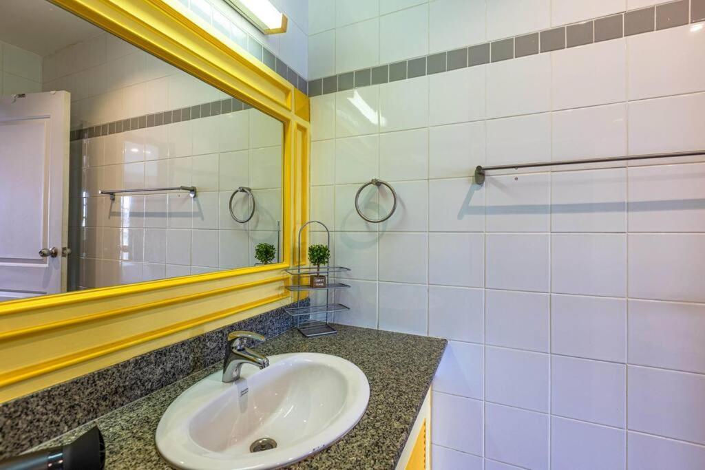 4 Bedroom Townhouse In Great Location! 후아 힌 외부 사진